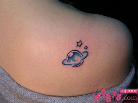 女生肩部小星球纹身图片