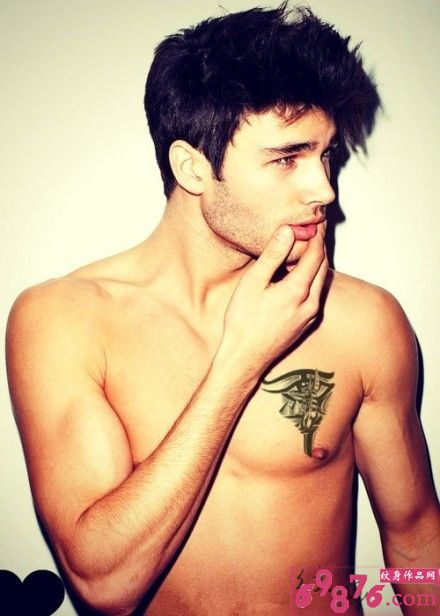 欧美男人胸部黑白图腾纹身图片图片