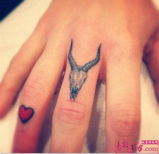 男生手指个性羊头与心纹身图片