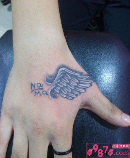 女生手背翅膀纹身图片