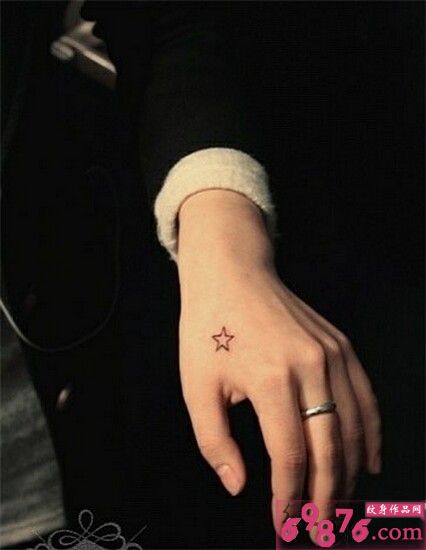 手背上可爱星星纹身图片
