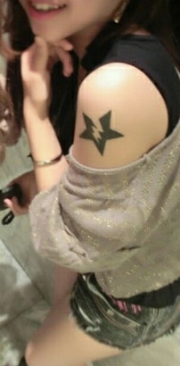 女生手臂五角星闪电个性纹身图片