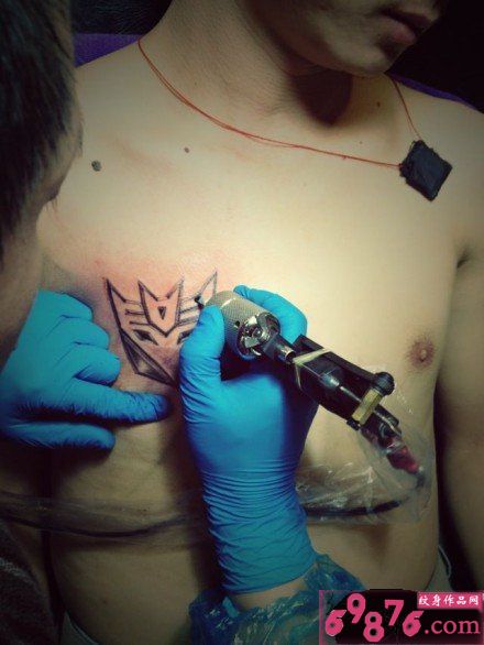 男人胸部变形金刚标志纹身现场图片缩略频道推荐图