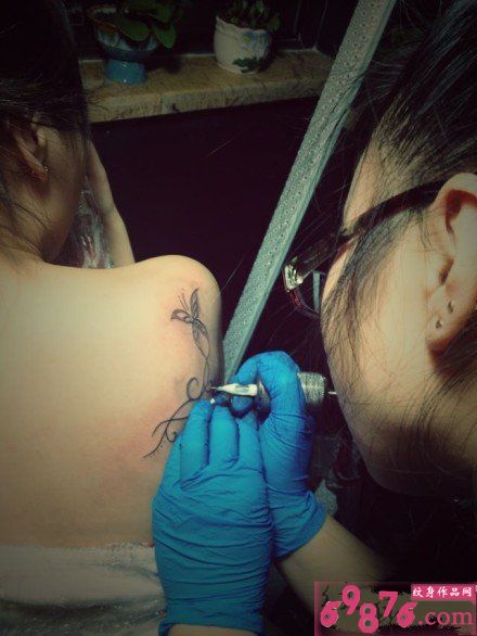 女生侧肩蝴蝶纹身制作现场图片