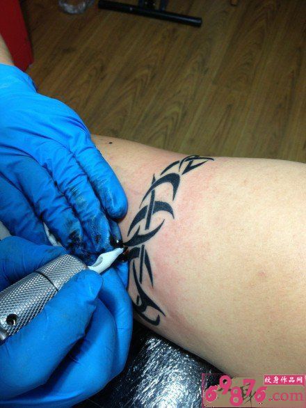 男人手臂图腾臂环纹身图案过程图片