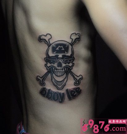 男人腰部邪恶骷髅英文刺青图片