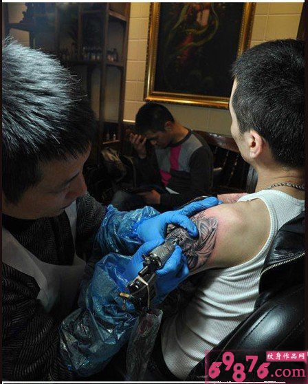 男人手臂十字架翼龙纹身过程图片