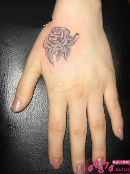 白嫩手背玫瑰纹身图片