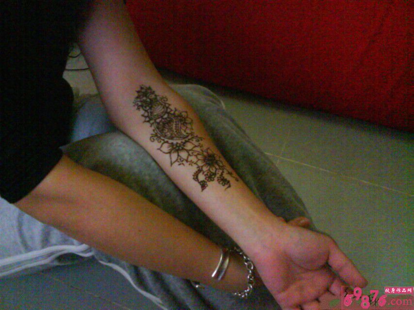 美女手臂藤花纹身图片图片