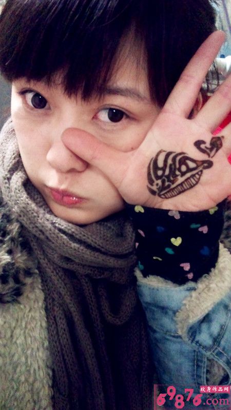 大眼美女手心创意刺青图案图片