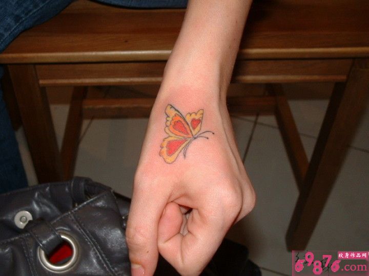漂亮手背时尚好看的彩色蝴蝶纹身图片图片
