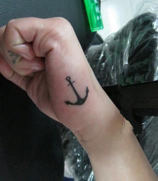 手背时尚锚纹身图片