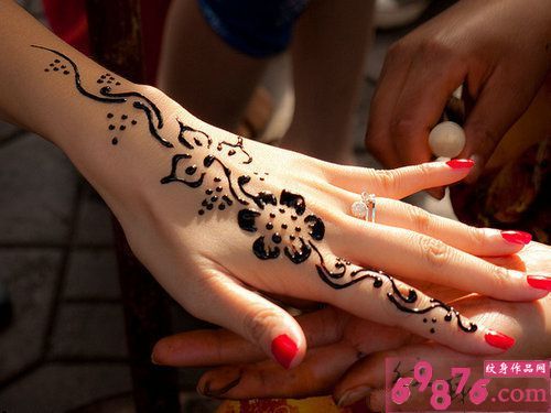 手背美丽花藤时尚纹身图片