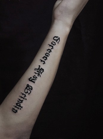 手臂哥特风格字体纹身图片