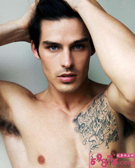 欧美男人胸前另类图腾纹身图片