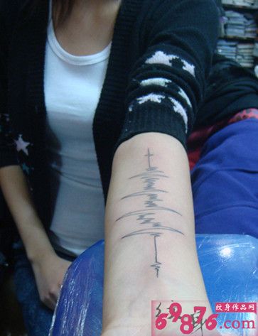 女生手臂抽象心电图纹身图片