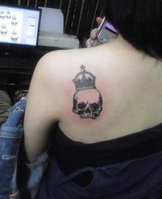 女生肩上皇冠骷髅时尚纹身图片