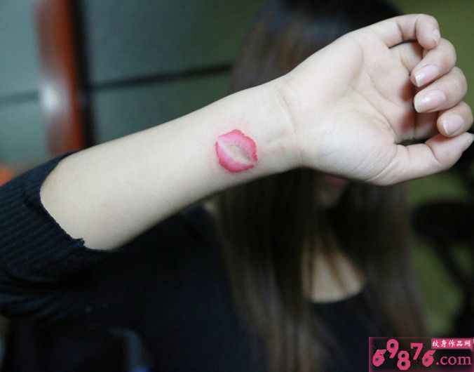 手臂唇印时尚纹身图片