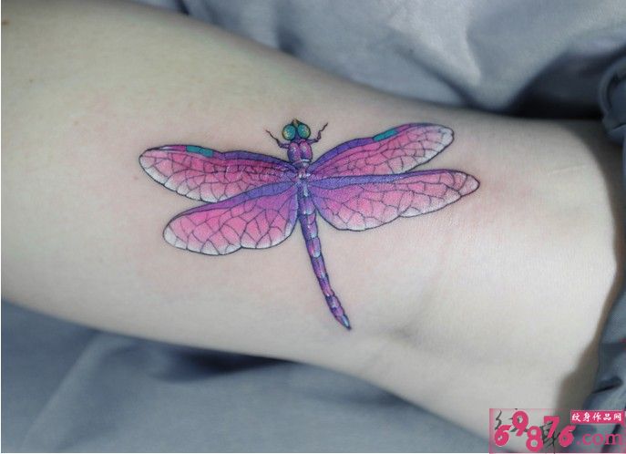 时尚手臂好看的彩色蜻蜓纹身图案图片