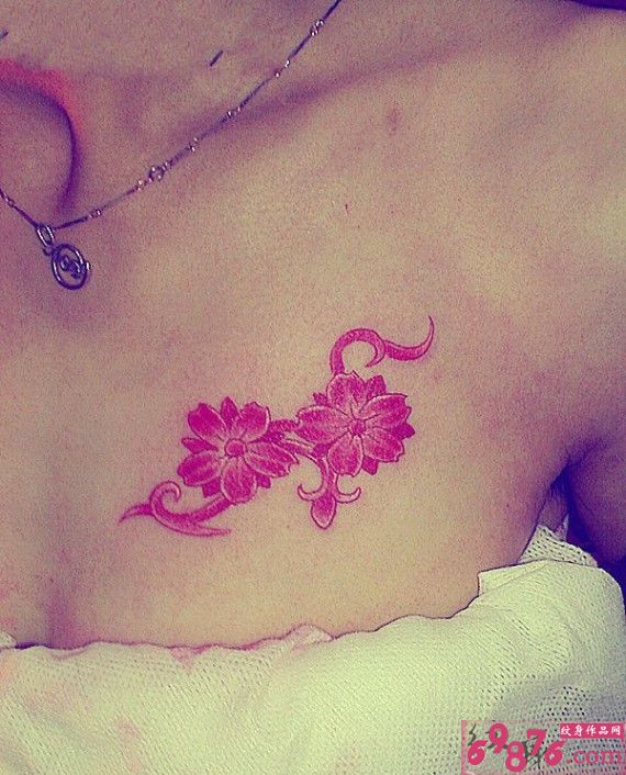 性感女人胸部娇艳梅花纹身图片