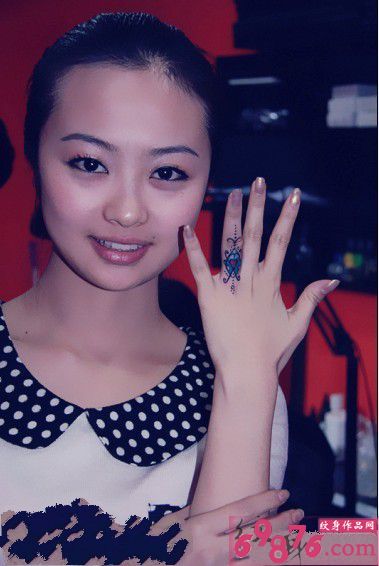 美女手指个性创意戒指纹身图片