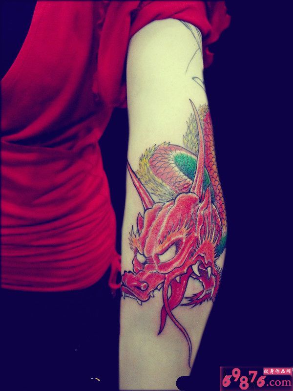 霸气美女手臂龙图腾纹身图片