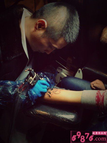 手臂水墨莲花纹身操作过程图片