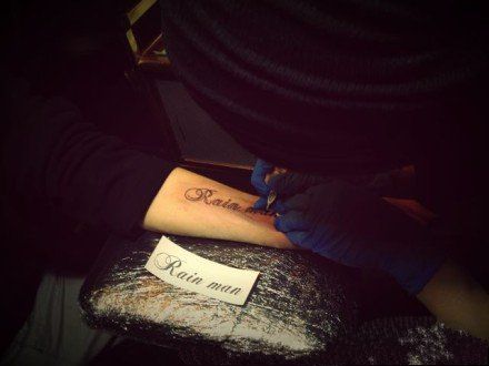 手臂英文时尚纹身过程图片