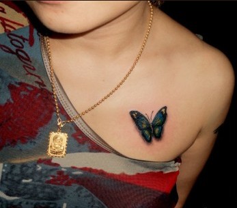 时尚美女胸前唯美好看的蝴蝶时尚纹身图片