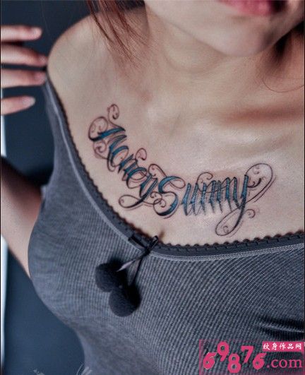 美女胸前性感英文文身图片