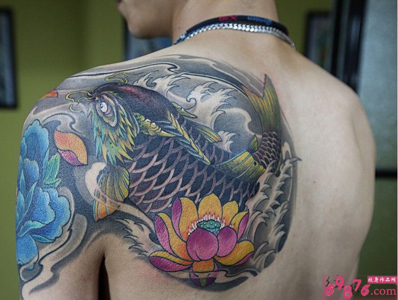 中国莲花鲤鱼后肩霸气纹身图片