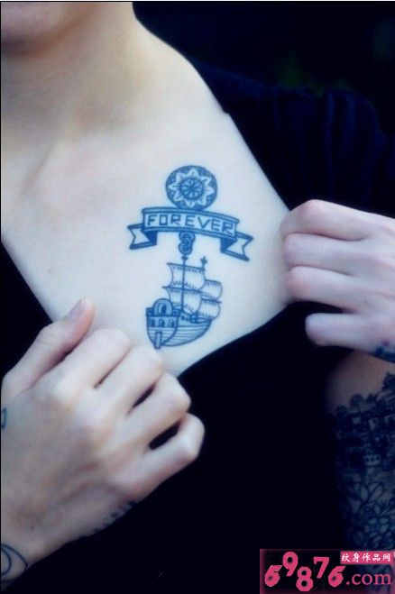 女生胸前唯美好看的蓝色帆船纹身图片图片