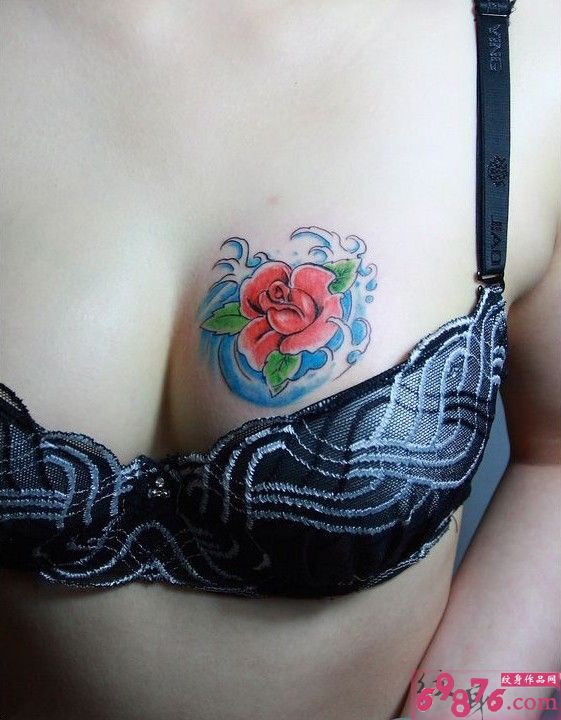 性感胸部唯美玫瑰花纹身图片