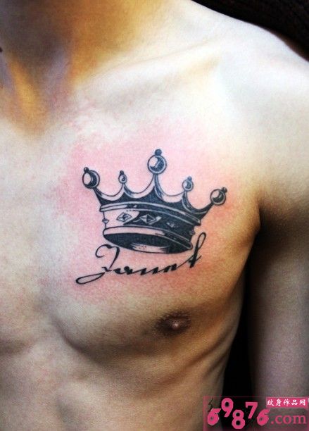 男人胸前皇冠图腾时尚纹身图片
