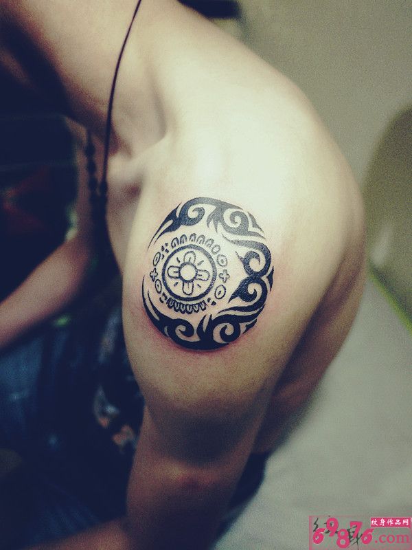 个性潮男肩部时尚好看的图腾纹身图案图片