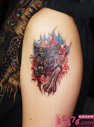 霸气时尚狼头手臂纹身图片