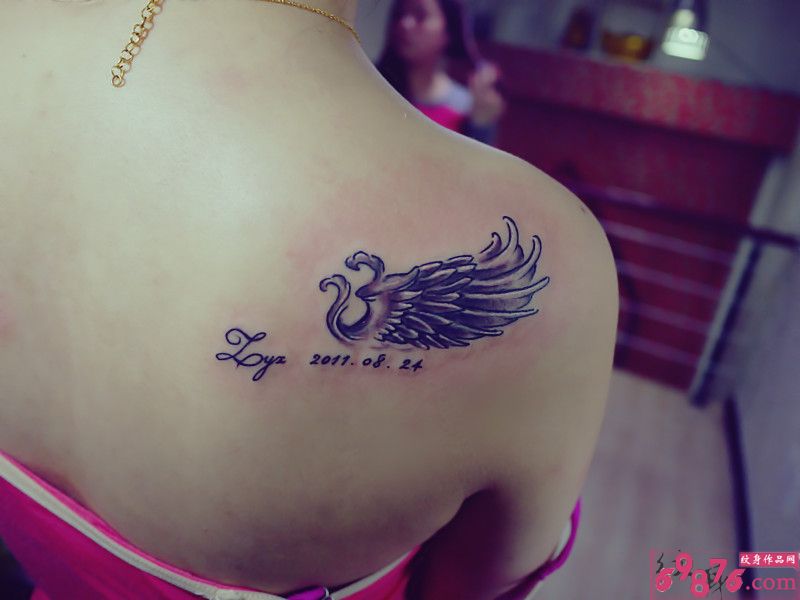 性感女性肩部时尚好看的单翅膀纹身图图片