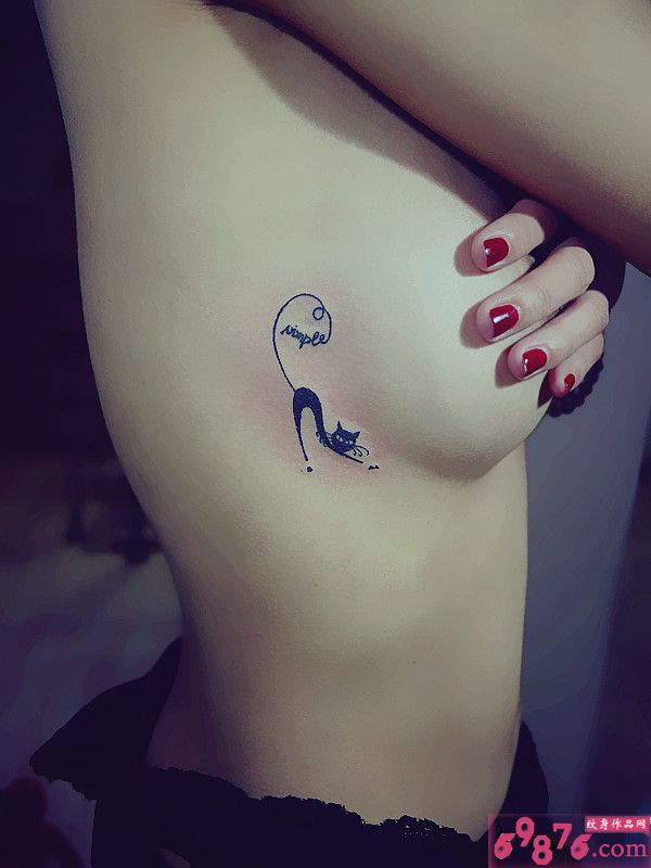 性感美女胸部猫时尚纹身图片