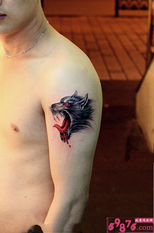 酷炫手部狼头刺青图片