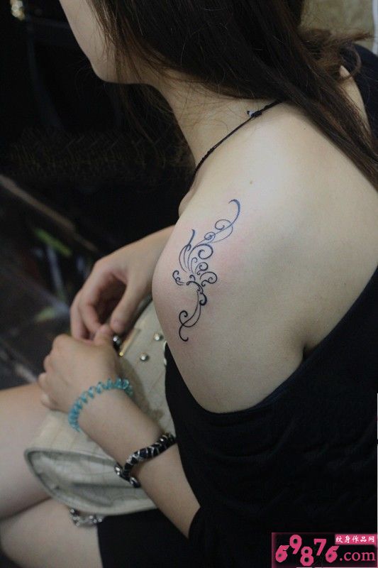 美女性感肩部花藤刺青图片