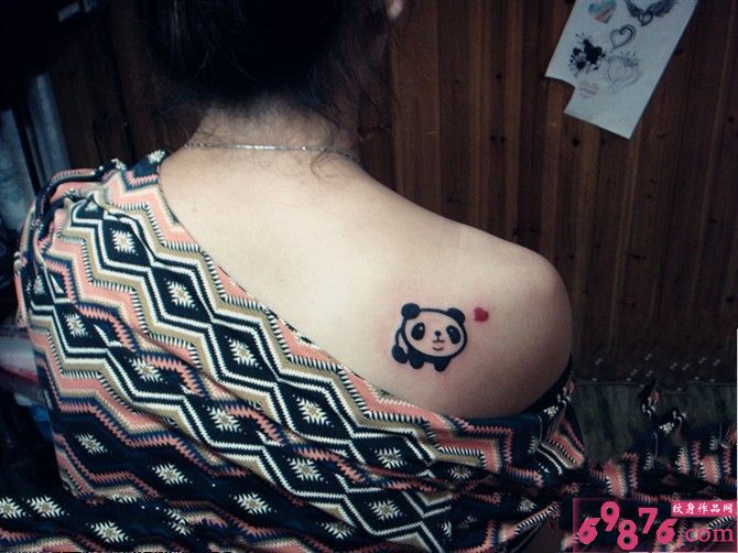 肩部可爱漂亮好看的小熊猫纹身图片图片