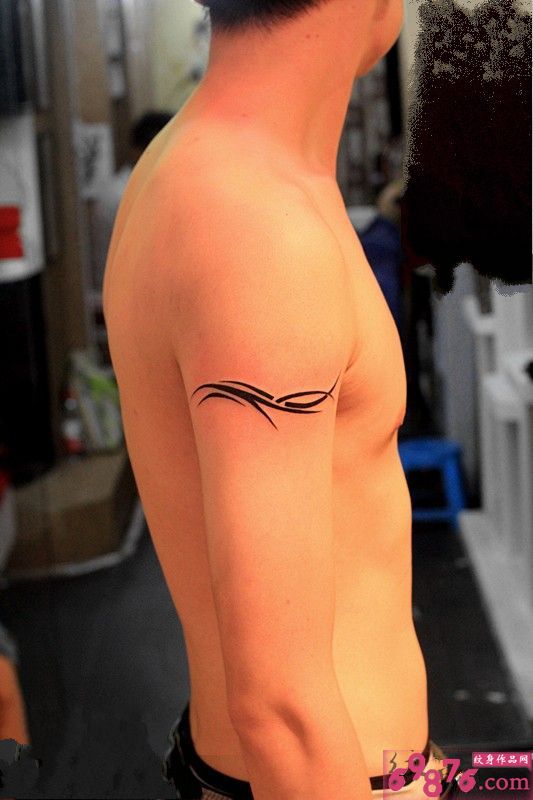 男人大臂上简单臂环图片