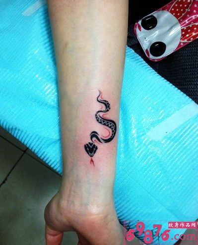 手腕创意蛇图腾图片