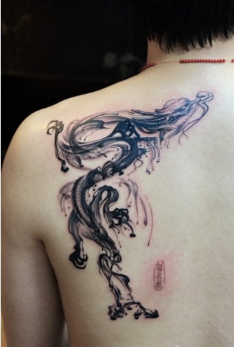 水墨画龙创意肩部纹身图片