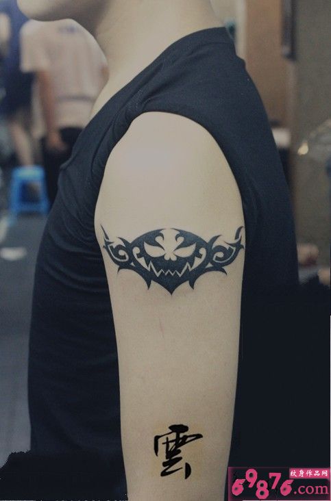 男生时尚臂环图腾图片