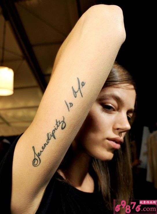 欧美美女创意英文刺青图片