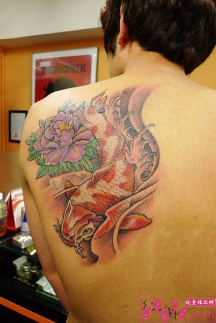 后肩传统牡丹鲤鱼刺青图片