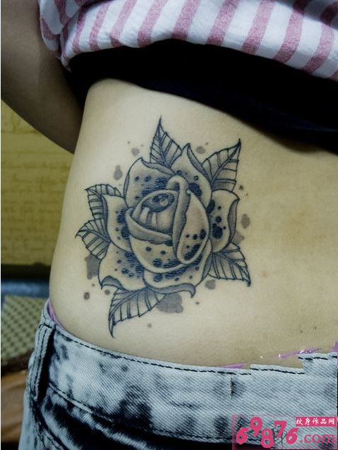 腰部性感玫瑰刺青图片
