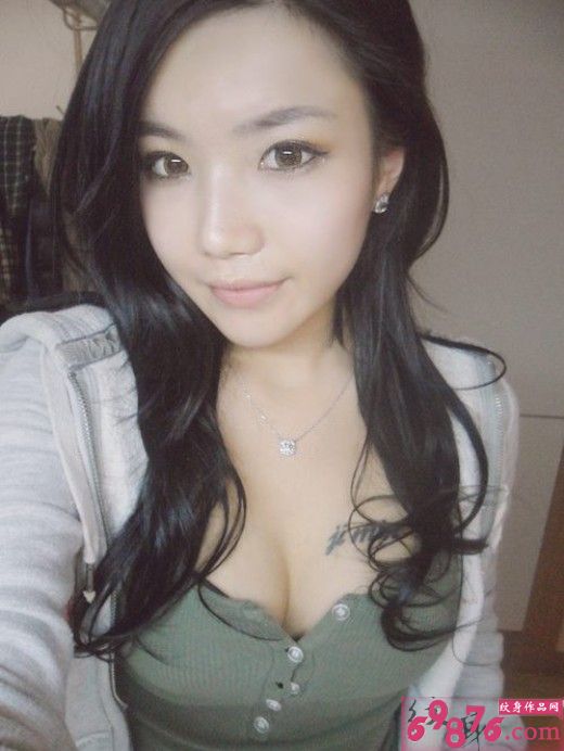 韩国美女胸前时尚性感英文图片