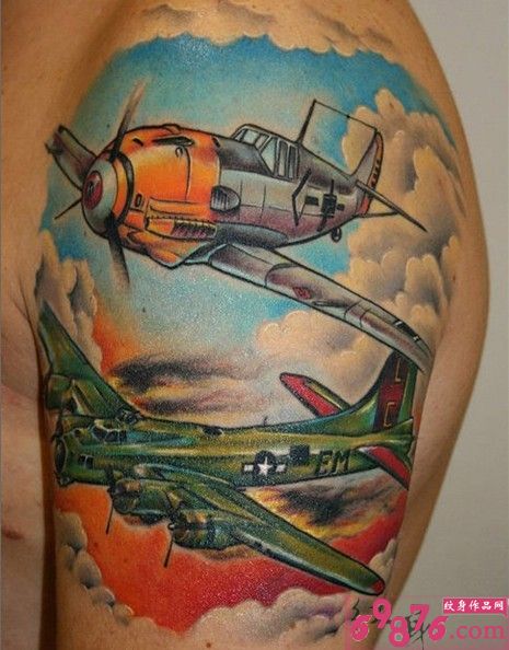 手臂时尚飞机彩绘纹身图片